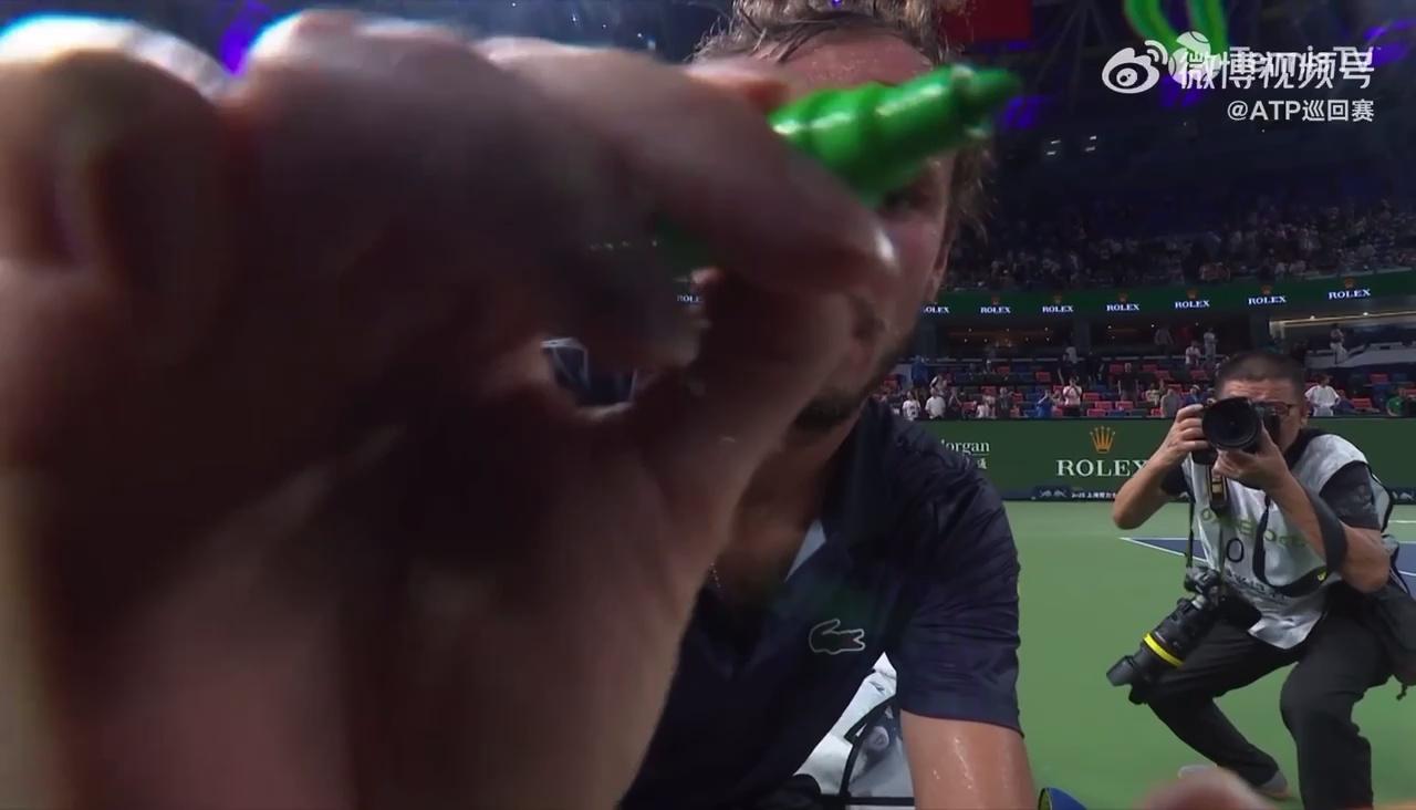 ATP总决赛碾压戴维斯杯，梅德韦杰夫点燃赛场