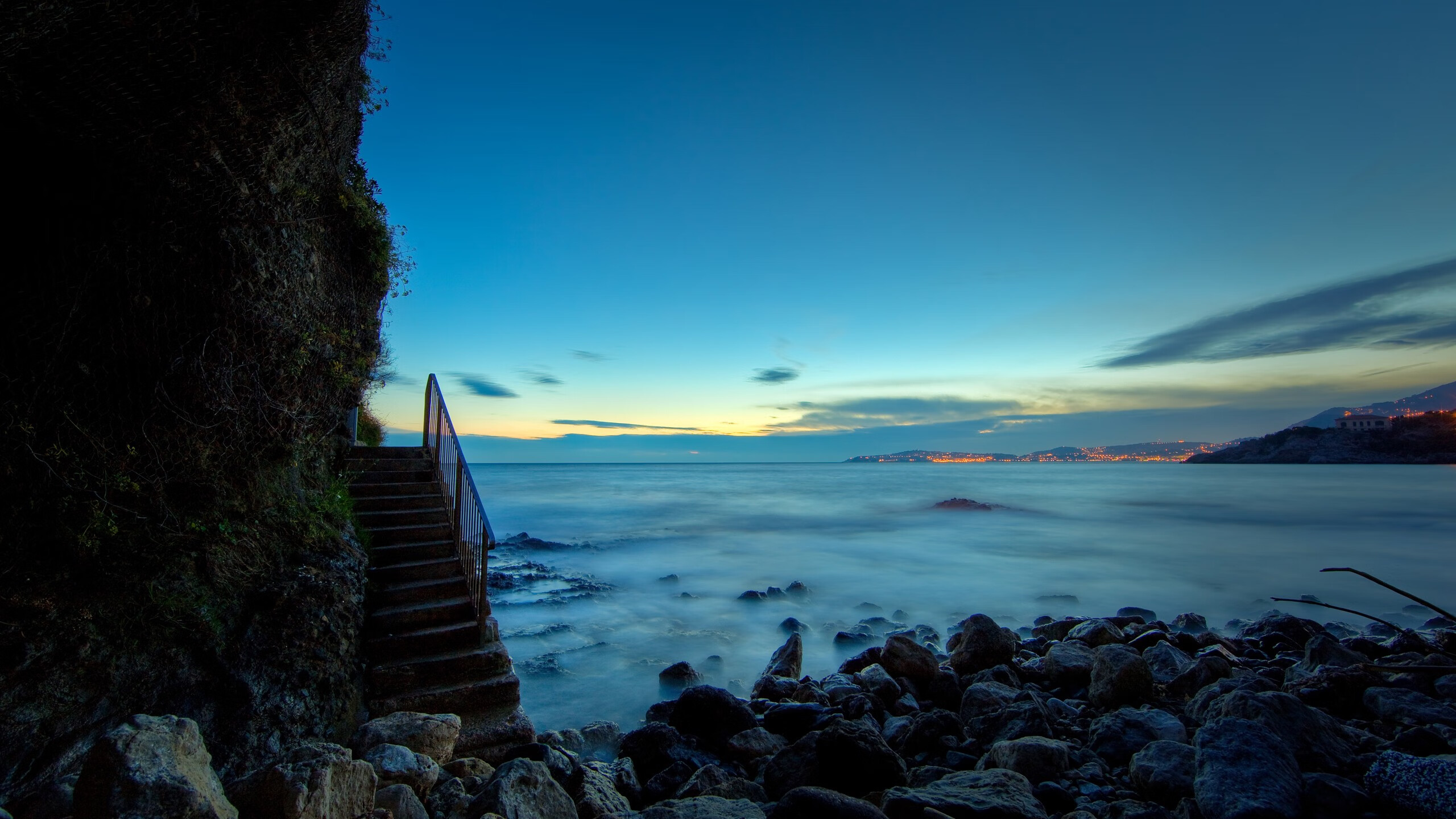 足球宇宙的两极,当精密钟表遇上钢铁洪流