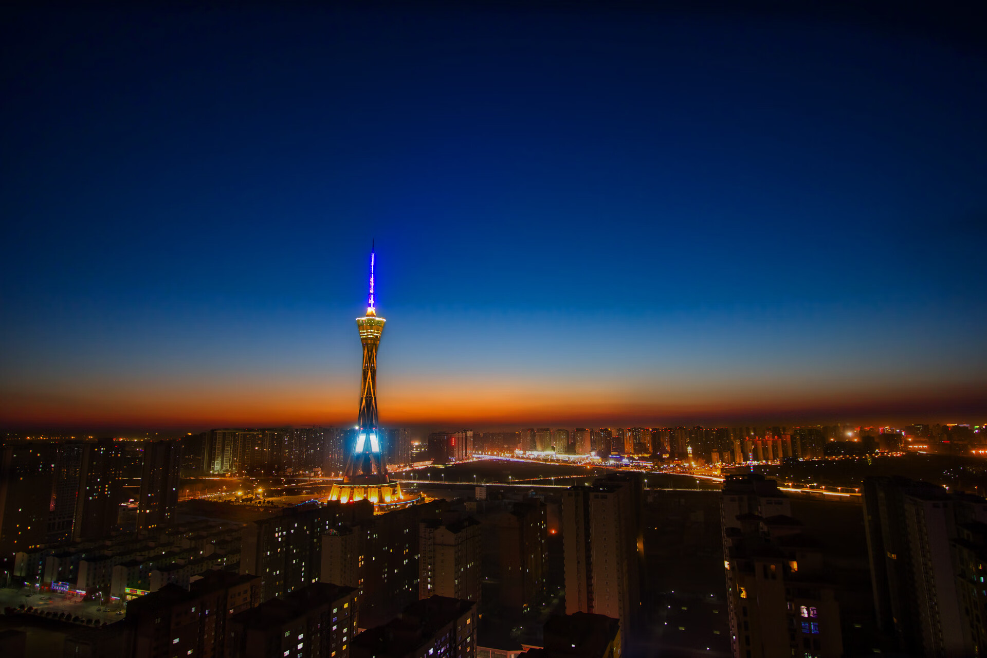 F1开罗街道赛焦点战，红牛速度席卷尼罗河，莱比锡红牛埃及双线告捷